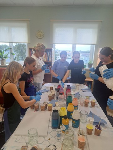 Projekta nodarbība "Akrila krāsu pludināšana"